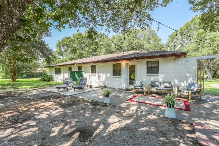 Five Oaks Farmhouse, Private Home on 2 Acres in Alvin, TX