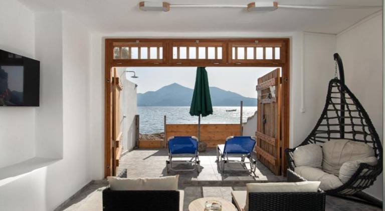 Vacation home with yard & patio in Milos