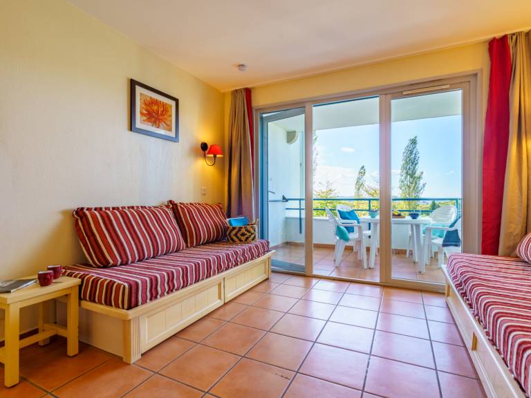 Pleasant rental apartment with patio, pool & garden | Pet-friendly — photo 2