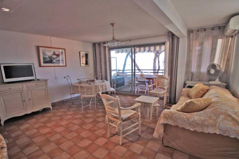 Apartment with patio — photo 3