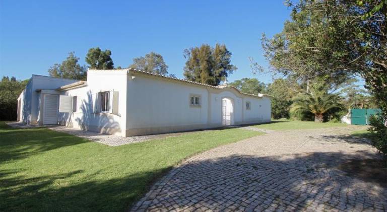 Villa with pool — photo 5