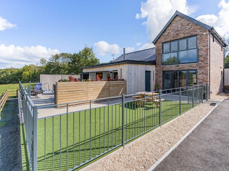 Child-friendly cottage with hot tub, garden & barbeque | Pets are welcome — photo 3