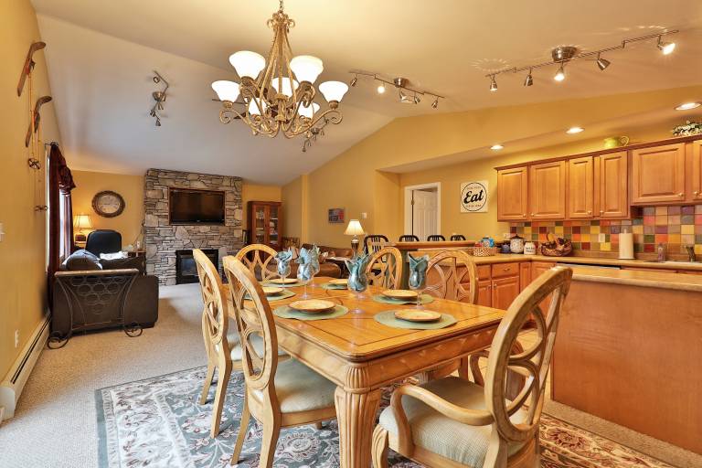 The Tanglewood Lodge: Amazing Ski Home for Groups. Hot Tub. Close to Killington Resort! — photo 2