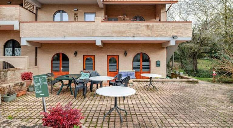 Apartment with garden, barbecue & patio — photo 4