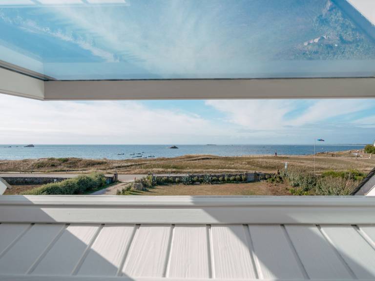 Fully equipped charming vacation home with patio, BBQ & yard | Sea view | Beach nearby | Dogs allowed — photo 5