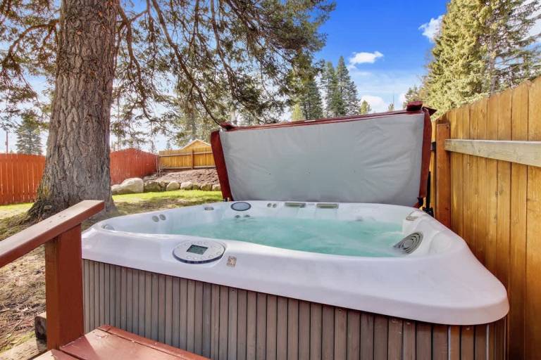 House with yard, grill & jacuzzi — photo 2