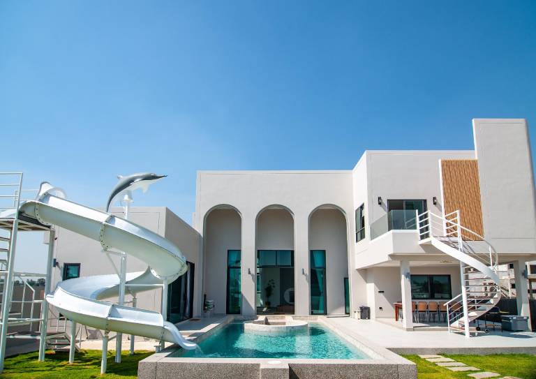Villa with pool, garden & hot tub | Pet-friendly in Phetchaburi