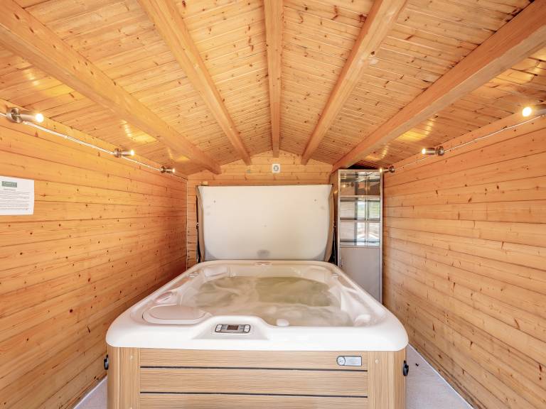 Cottage with hot tub, garden & grill — photo 4