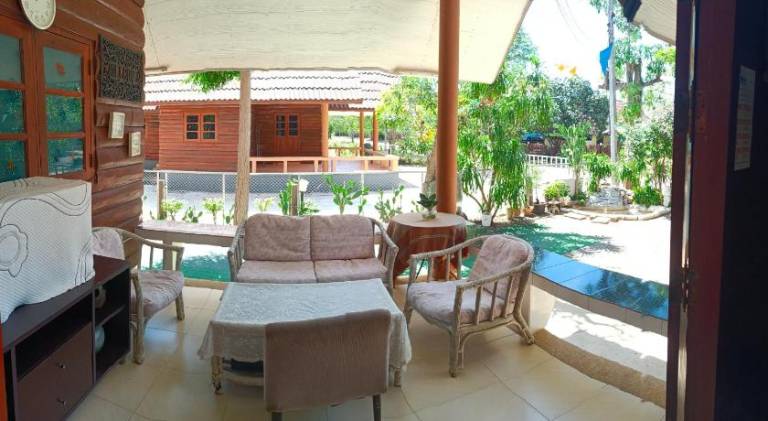 House with pool — photo 4