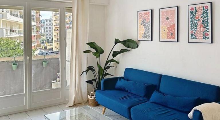 Rental apartment with patio in Antibes