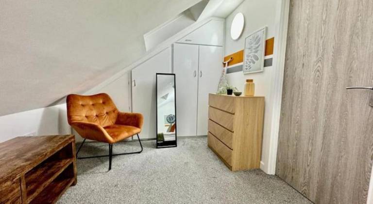 Modern Top Floor 1BR Flat with Fast WiFi and Close To Amenities — photo 5