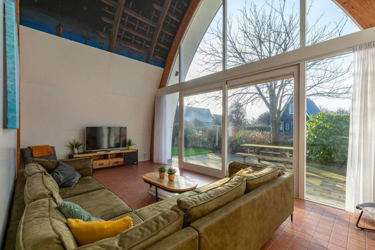 Beautiful vacation home with yard, terrace & hot tub | Pets are welcome — photo 3