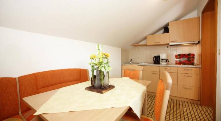 Holiday apartment with patio & yard — photo 3
