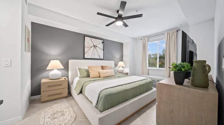 Condo with hot tub, yard & grill | Water view — photo 3