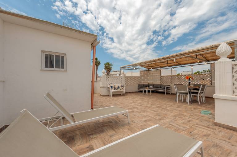 Holiday apartment with patio & garden | City view — photo 2