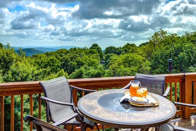 Family-oriented ample vacation home with grill | Mountain view | Pets are welcome in Boone, NC