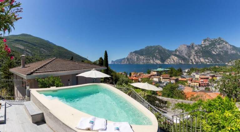 Lovely vacation home with garden, pool & patio | Close to the beach | Pets are welcome in Nago-Torbole