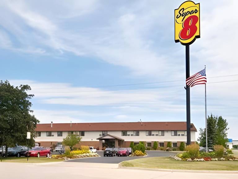 Super 8 By Wyndham Green Bay Near Stadium in Lam