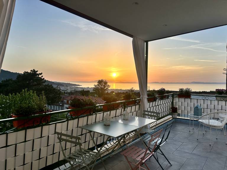 Vivi il fascino della Penisola Sorrentina e della Costiera Amalfitana sul nostro Rooftop. L’appartamento, recentemente ristrutturato, offre una vista — photo 3