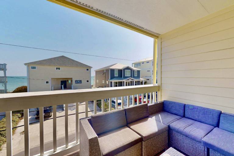 Condo with pool & barbeque | Water view — photo 2