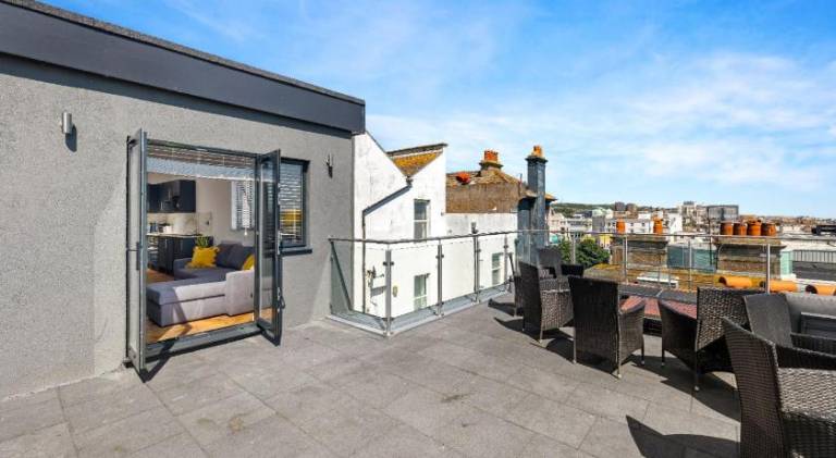 Spectacular 3-Bed Apt with sea view, terrace & balcony at Central Brighton — photo 5