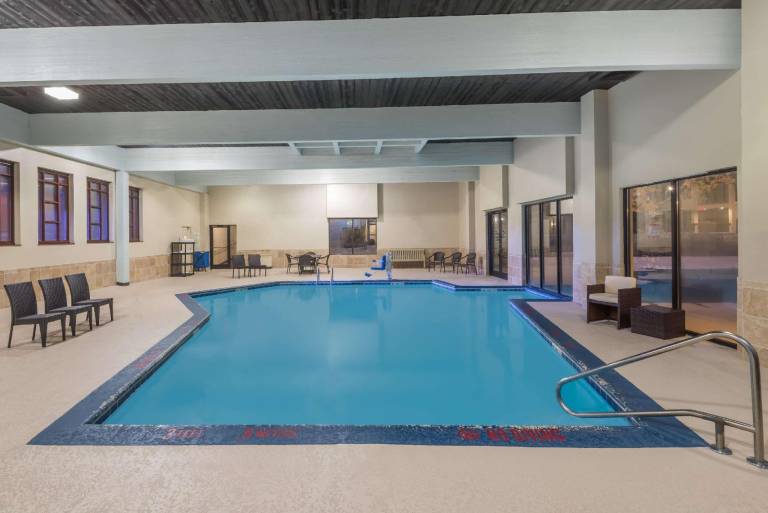 Ramada Plaza by Wyndham Cincinnati Sharonville — photo 3