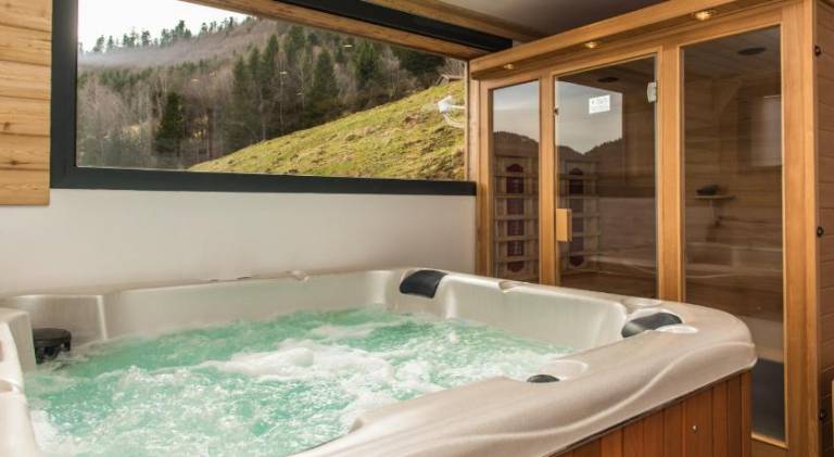 House with jacuzzi — photo 3