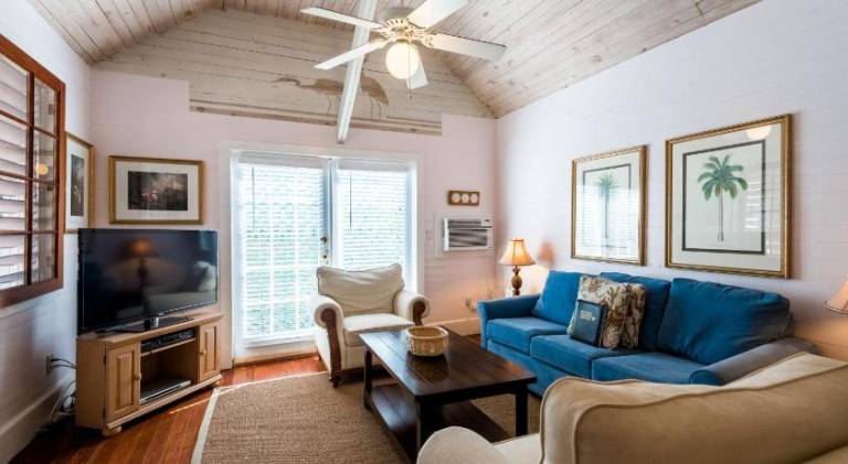 House with hot tub | Near Southernmost Point — photo 2