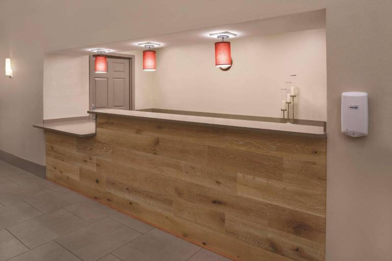Country Inn & Suites by Radisson, Waterloo, IA — photo 5