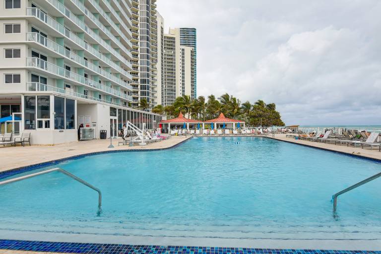 Oceanfront Resort Condo w Gym & Waterfront Pool