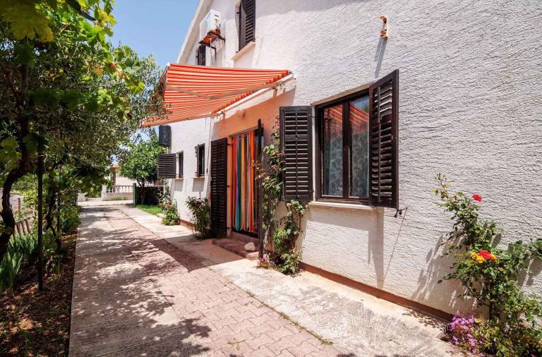 Vacation home with garden, grill & terrace — photo 2