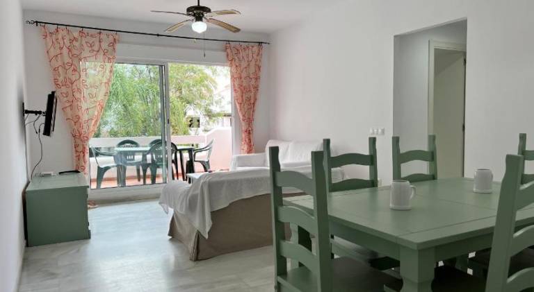 Holiday apartment with pool — photo 4
