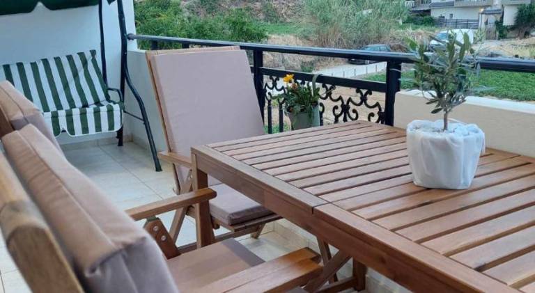 Apartment with patio — photo 2