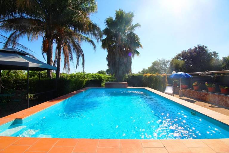 Vacation home with yard, BBQ & pool — photo 2