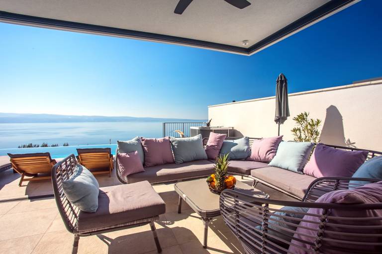 Family-friendly lovely villa with private pool, patio & jacuzzi | City view | Dogs allowed — photo 4