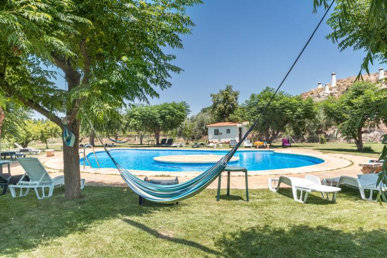 Aparthotel with fast internet, yard & pool | Garden view — photo 2