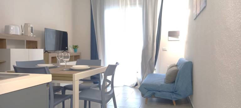 Apartment with pool & yard — photo 3