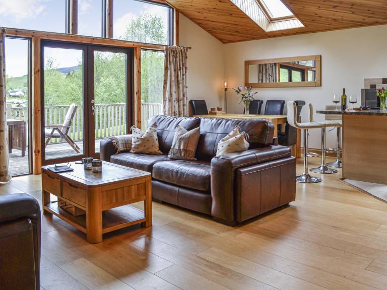 Cottage with yard | Water view — photo 3