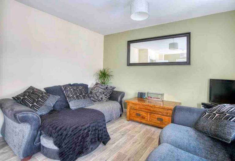 House with jacuzzi & garden | Garden view — photo 2