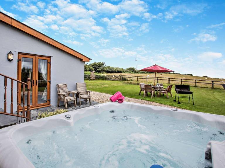 Cottage with jacuzzi & yard | Water view in Ilfracombe
