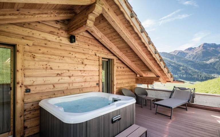 Chalet with hot tub, patio & sauna | Mountain view — photo 2
