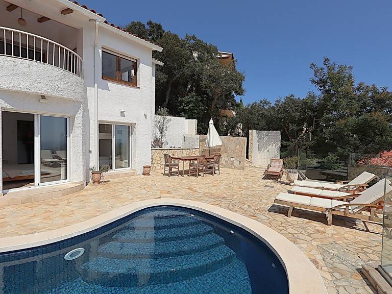 Fully equipped vacation home with yard & private pool | Pets allowed — photo 2