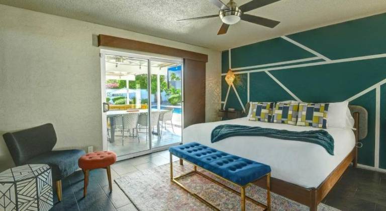 Vacation home with barbeque & pool — photo 2
