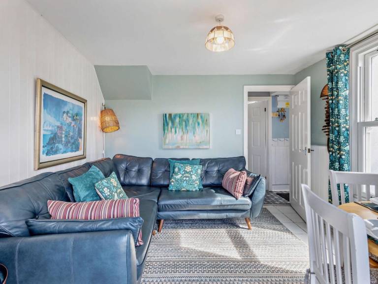 Cottage with yard | Water view — photo 4