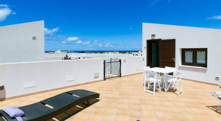 Serviced apartment with yard, grill & terrace — photo 4