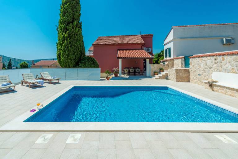 Villa with yard & patio | Sea view — photo 4