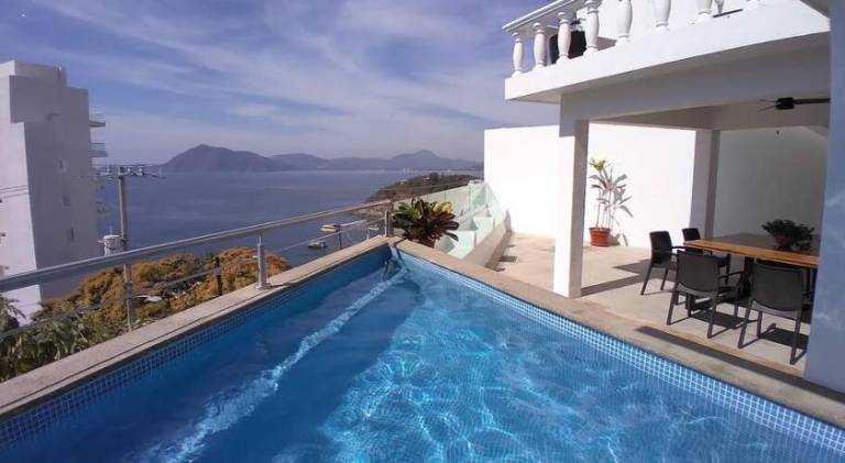 Holiday apartment with pool in Manzanillo