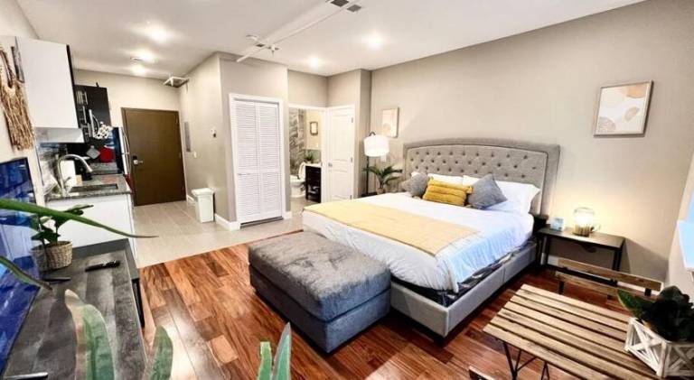 508 Urban Lifestyle king bed APT in Center CITY — photo 2
