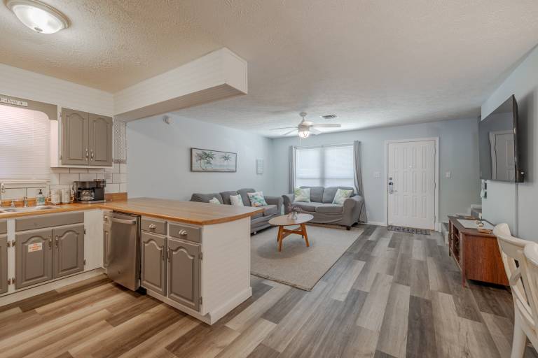 Seas The Day Pet Friendly Walk to beach