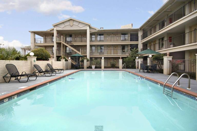 Days Inn & Suites by Wyndham Mobile — photo 2